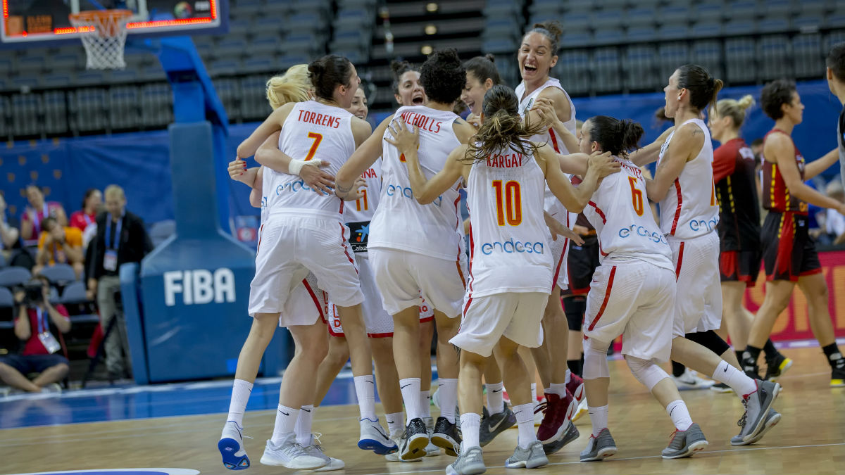 Las jugadoras españolas celebran el pase a la final del EuroBasket. (Alberto Nevado)