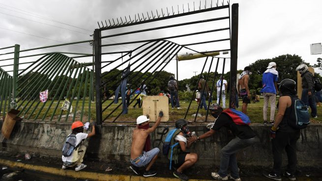 Miles de venezolanos rodean los cuarteles tras las últimas muertes de opositores a manos del Ejército