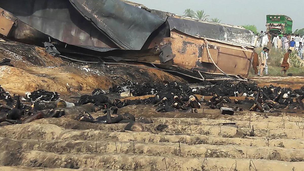 Imagen del lugar del accidente y posterior incendio de un camión cisterna en Pakistán. AFP