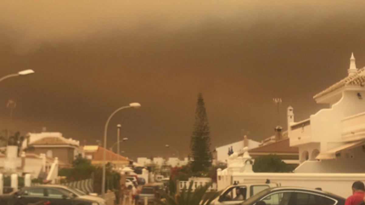 El fuego rodea la localidad de Matalascañas.