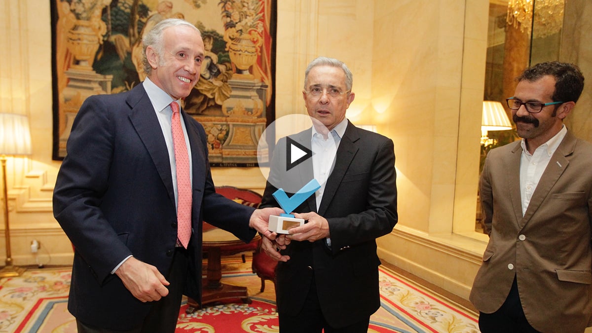 Eduardo Inda entrega a Álvaro Uribe el Premio OKDIARIO a los Valores Democráticos, junto a Alberto D. Prieto. (Foto y Vídeo: E. Falcón y F. Toledo)