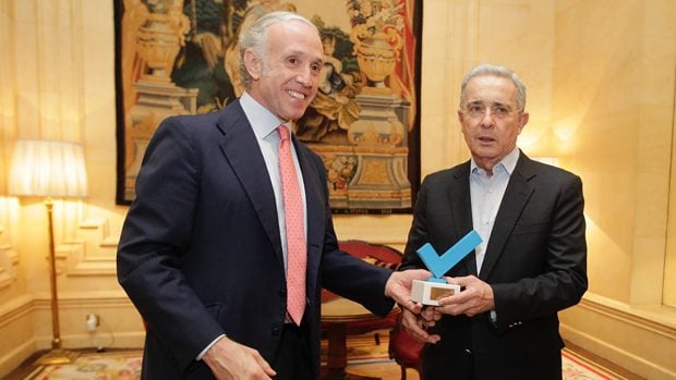 Eduardo Inda entregando un premio a Álvaro Uribe, expresidente de Colombia. (Foto: Francisco Toledo)