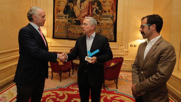 Eduardo Inda entregando un premio a Álvaro Uribe, expresidente de Colombia. (Foto: Francisco Toledo)