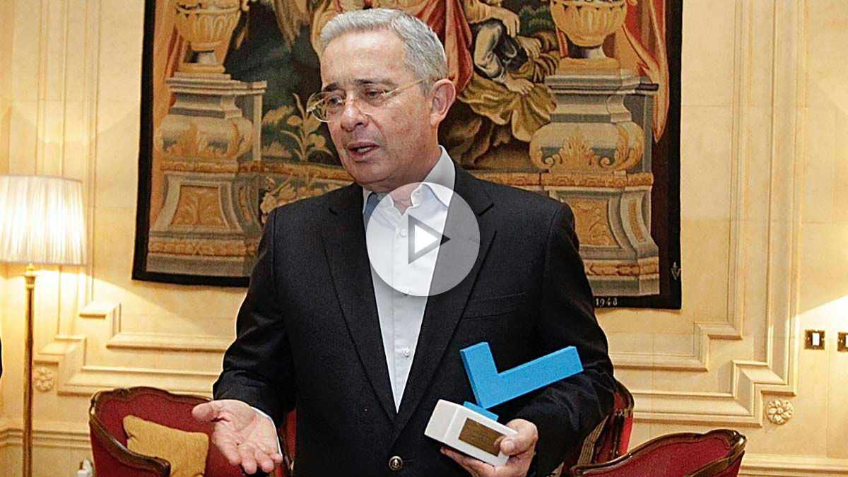 El presidente Álvaro Uribe agradece el Premio OKDIARIO a los Valores Democráticos. (Foto y Vídeo: E. Falcón y F. Toledo)