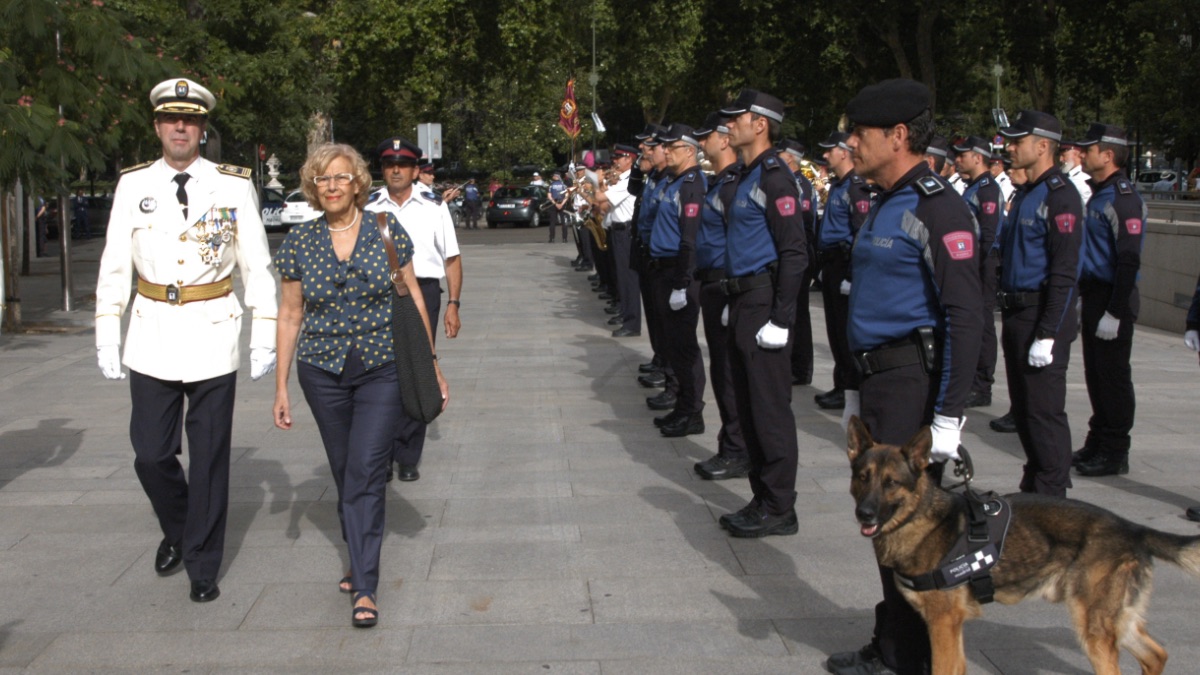 La alcaldesa Manuela Carmena junto a la Policía Municipal. (Foto: Madrid)