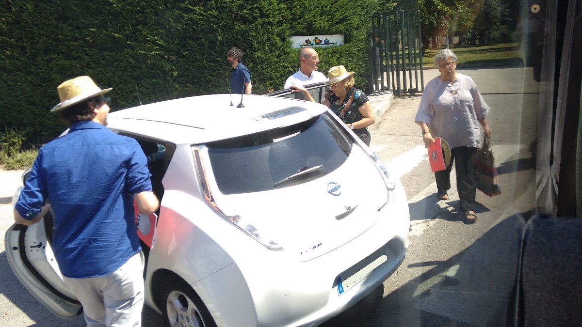 Manuela Carmena en un acto con su coche oficial. (Foto: OKDIARIO)