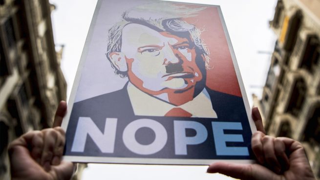 Donald Trump caracterizado como Hitler en un cartel de protesta