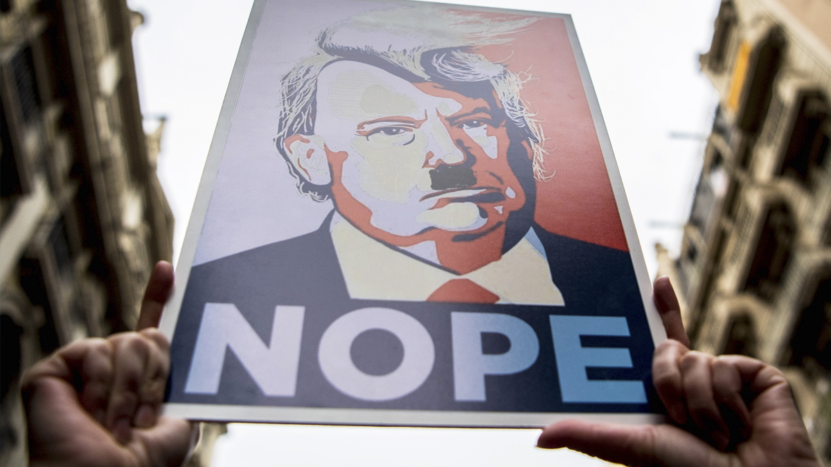 Donald Trump caracterizado como Hitler en un cartel de protesta. (Foto: Getty)