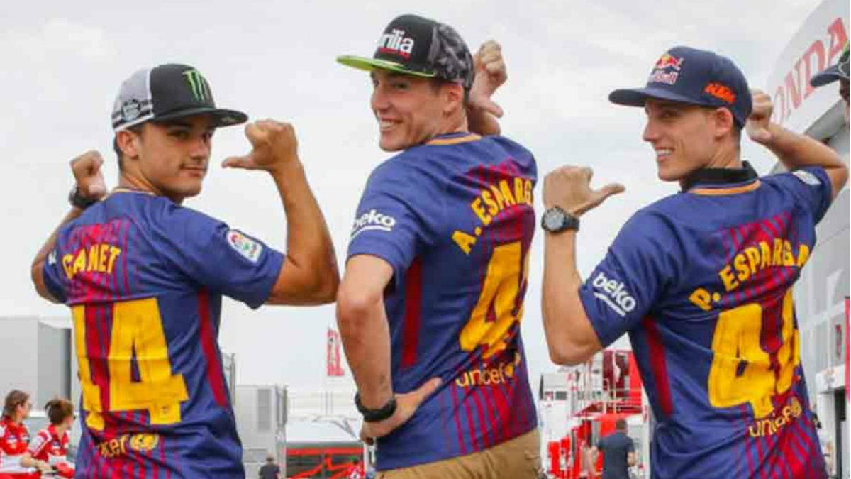 Aleix Espargaró (centro) posa con la camiseta del Barcelona. (fcbarcelona.cat)