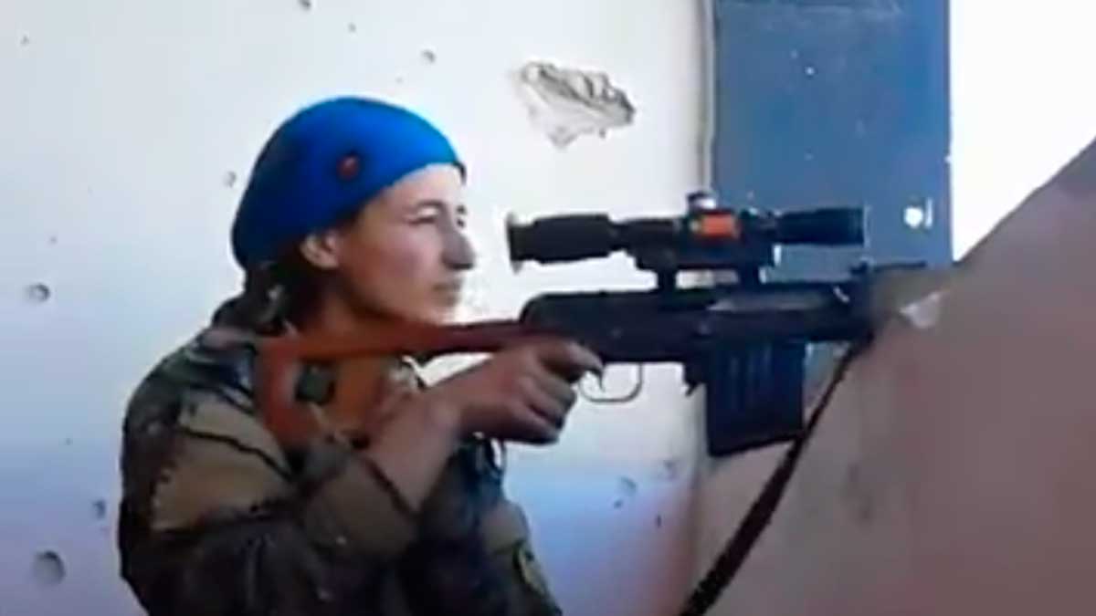 La reacción de esta francotiradora kurda está asombrando a las redes