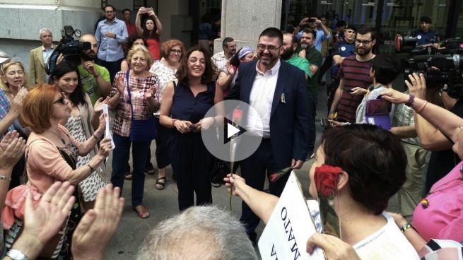 Un centenar de manifestantes acuden al apoyo de los ediles reprobados: «Yo por Celia y Carlos Mato»