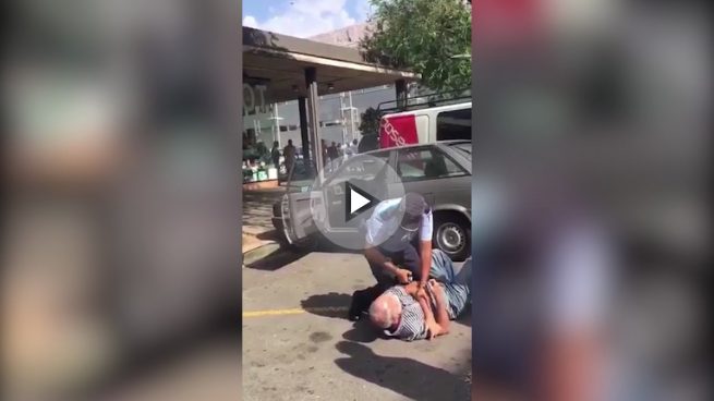 Así actúa la Policía de Sant Cugat (PDeCAT): tumba a un anciano tras discutir con él