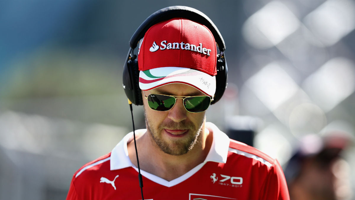 La FIA no descarta sancionar con dureza a Sebastian Vettel por dañar la imagen de la Fórmula 1 con su sucia acción sobre Lewis Hamilton en Bakú. (Getty)