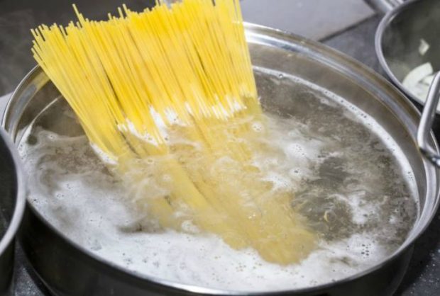 Receta de ensalada de espaguetis con aguacate y gambas