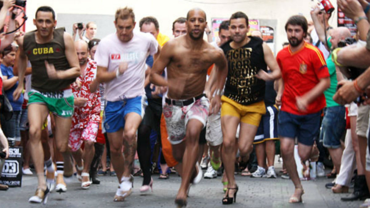 Cinco hombres participan en la mítica carrera de tacones que se celebra anualmente en Chueca por el Orgullo Gay de Madrid.