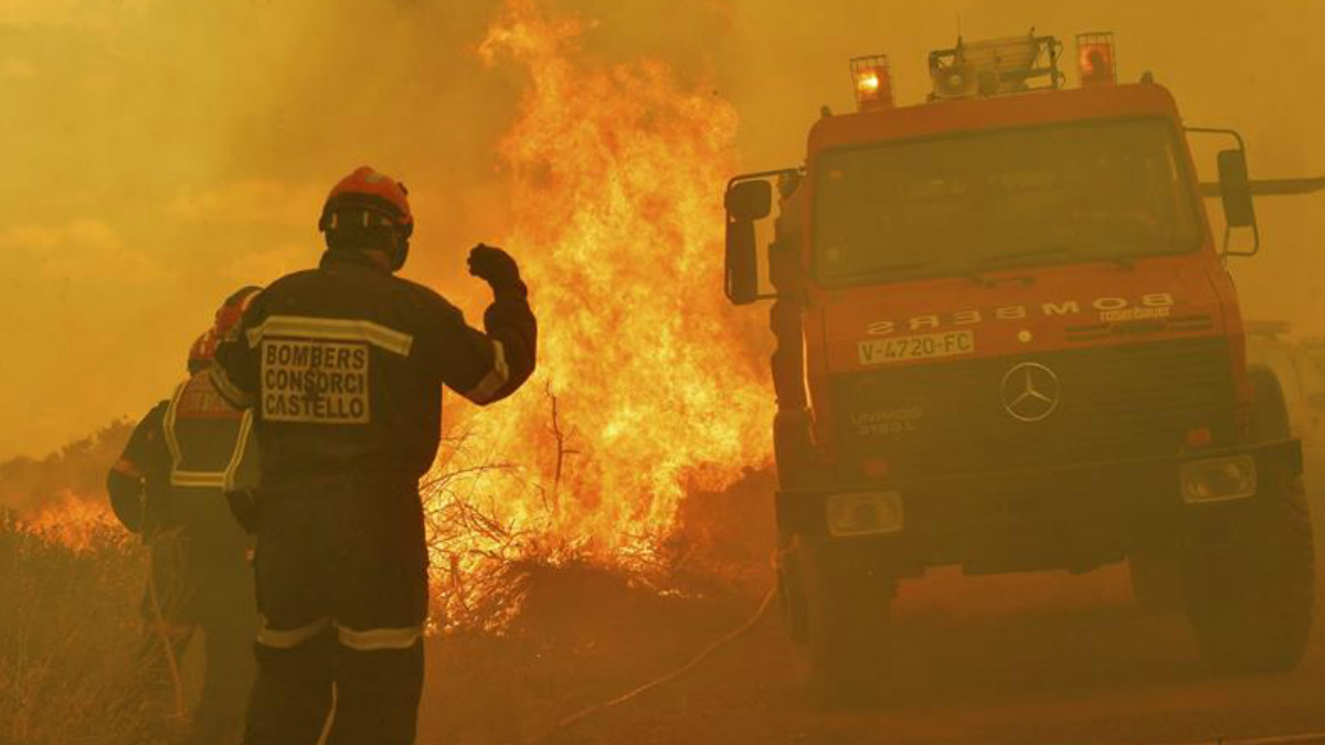 Fotografía facilitada por la Diputación de Castellón que muestra a efectivos de Bomberos en labores de extinción de un incendio declarado anoche en la Sierra Calderona, entre los límites provinciales de Valencia y Castellón. Foto: EFE