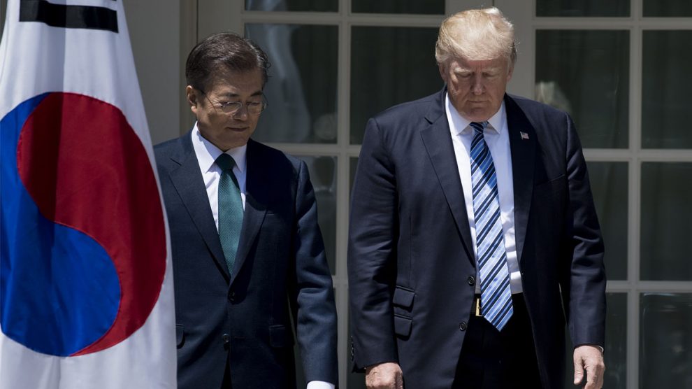 Los mandatarios estadounidense y surcoreano, Donald Trump y Moon Jae-in, en la Casa Blanca. (Foto: AFP)