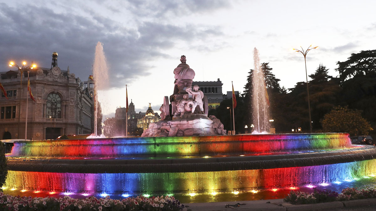 La Cibeles con los colores arco iris (Foto: EFE)