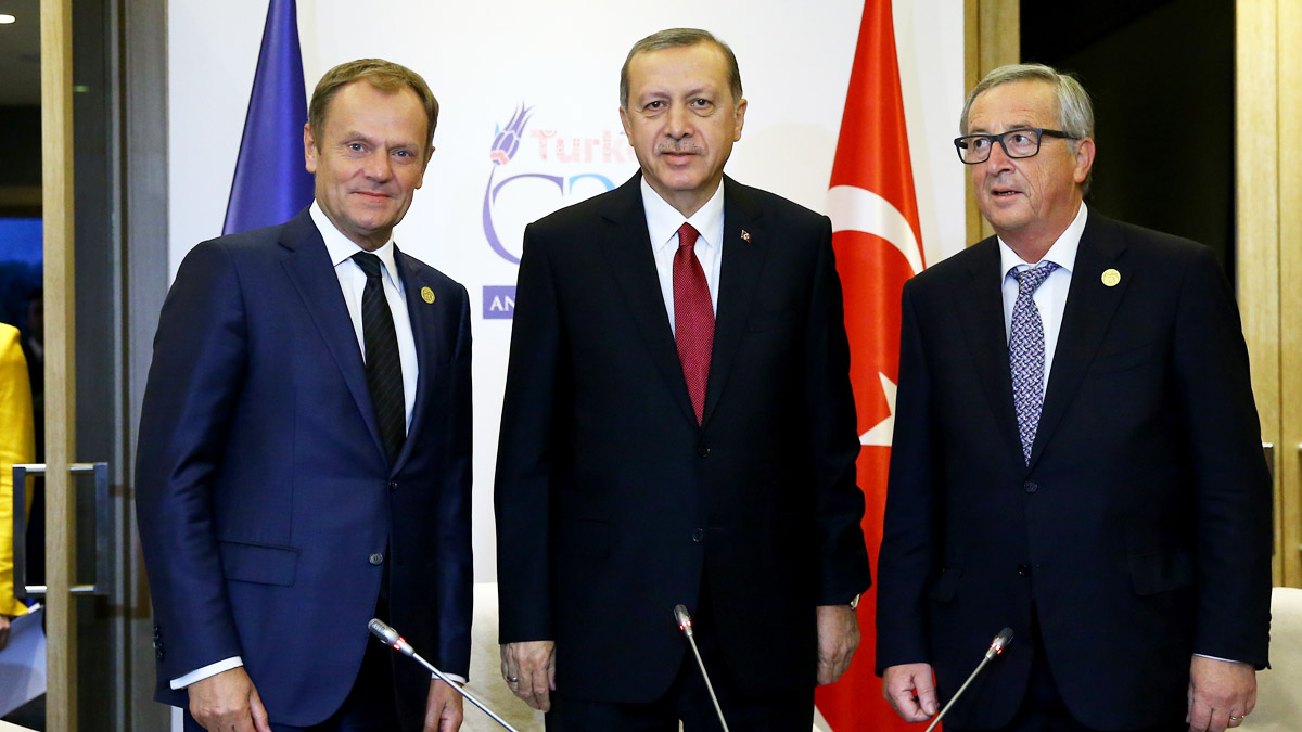 Erdogan y Juncker junto a Donald Tusk, presidente del Consejo Europeo (Foto: Getty)