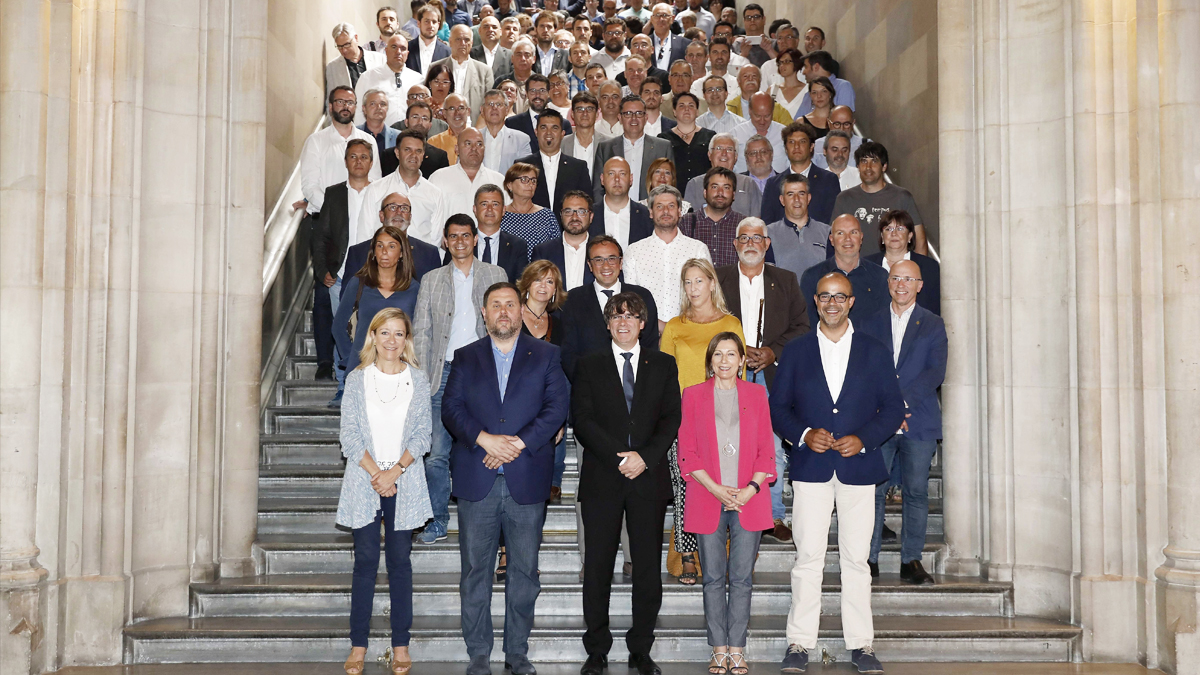 Carles Puigdemont con los alcaldes pro referéndum. (Foto: EFE)