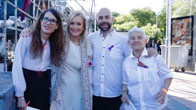 Cifuentes acude a Colón a celebrar el Orgullo, un «acontecimiento histórico»