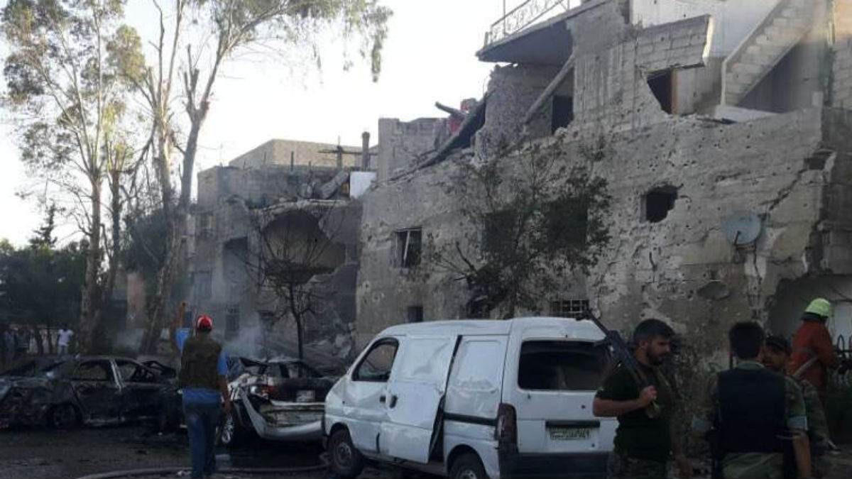 Fuerzas de seguridad y sanitarias en el escenario del atentado en Damasco.