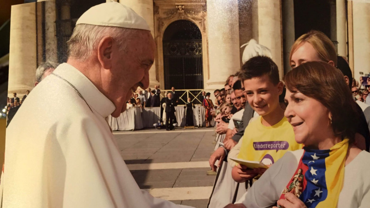 El Papa saluda en San Pedro a Mitzy Capriles, esposa del alcalde preso político Antonio Ledezma.
