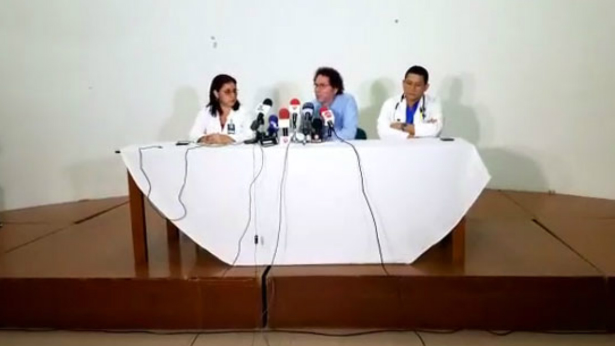 El terrorista de las FARC Pastor Alape da la rueda de prensa con los médicos de Timochenko.