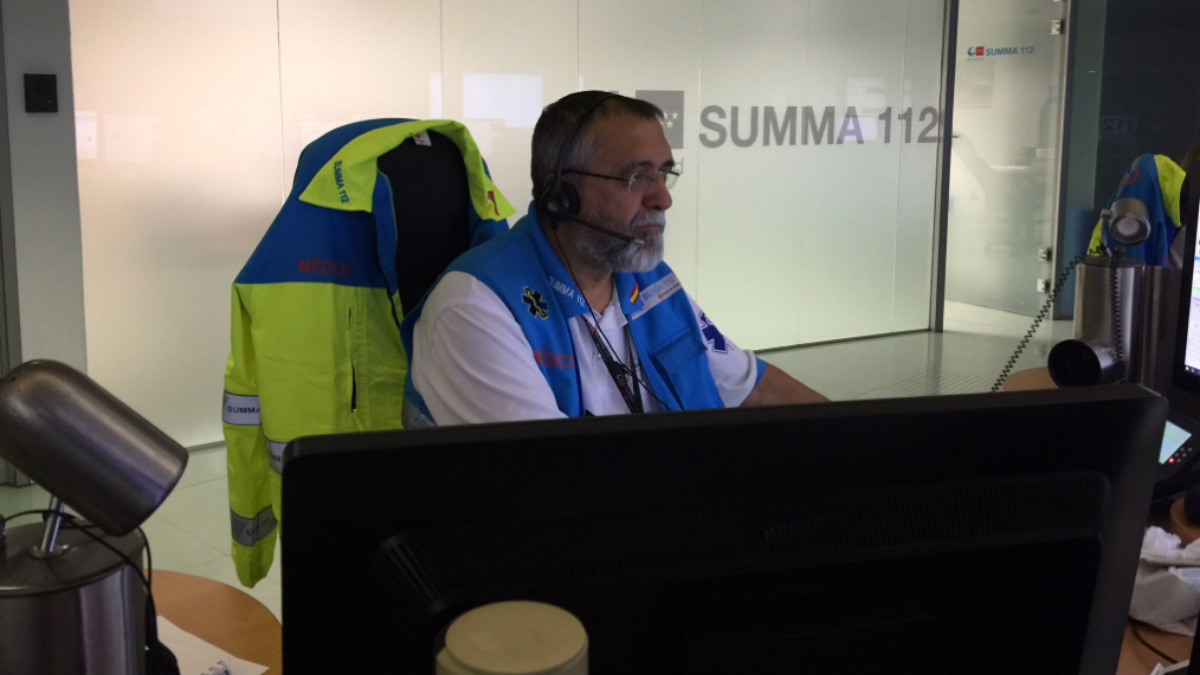 Un operario del Summa 112 de Madrid recibe la llamada de emergencia.