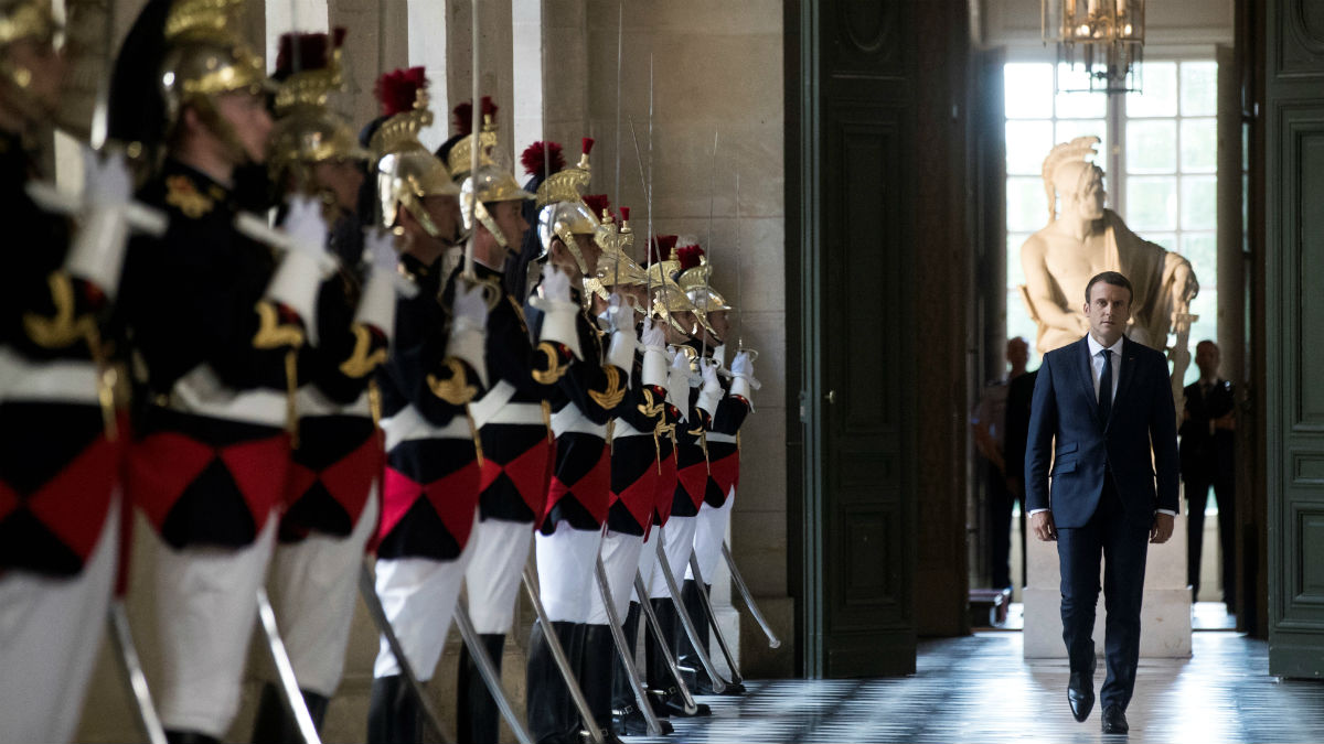 Emmanuel Macron, a su llegada solemne al Palacio de Versalles. (AFP)