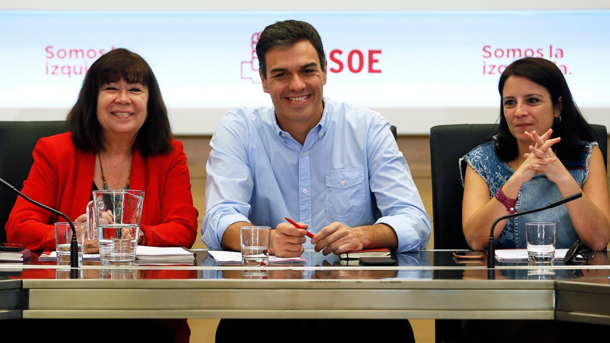 Pedro Sánchez con Cristina Narbona y Adriana Lastra.