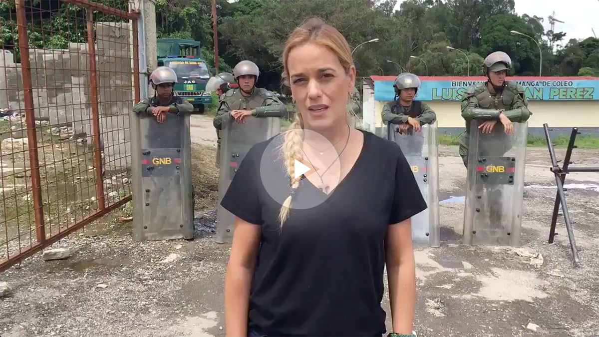 Lilian Tintori, ante la prisión militar de Ramo Verde y los carceleros de su marido.