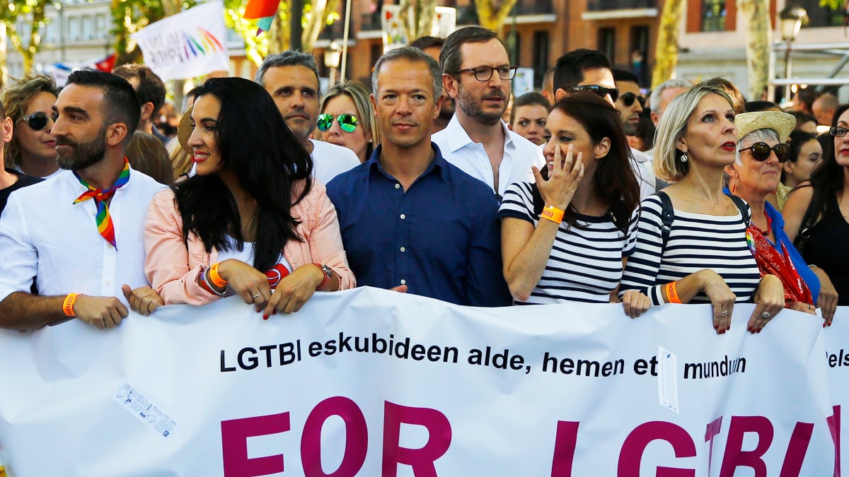 Andrea Levy y Javier Maroto en la marcha del orgullo LGTBI. (Foto: EFE)