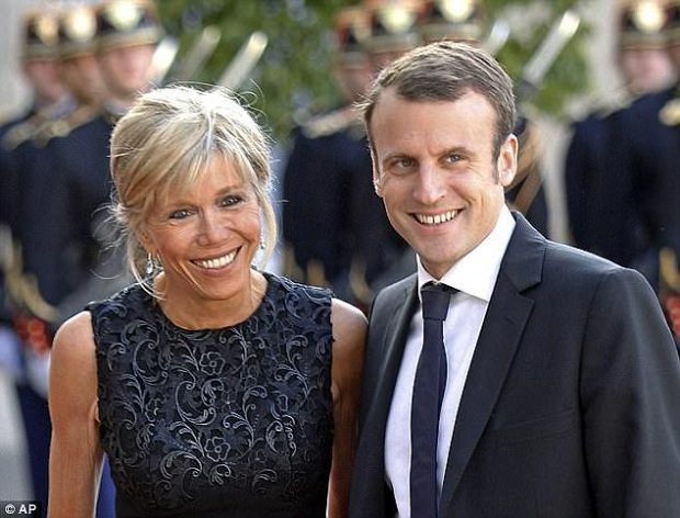 Brigitte Trogneux luce una sonrisa perfecta junto a su marido, el presidente de Francia Emmanuel Macron.