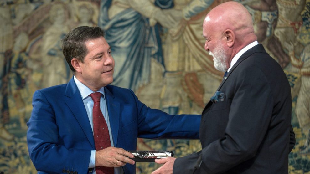 Emiliano García-Page entrega una navaja de Albacete al coleccionista Roberto Polo en señal de gratitud. (EFE)