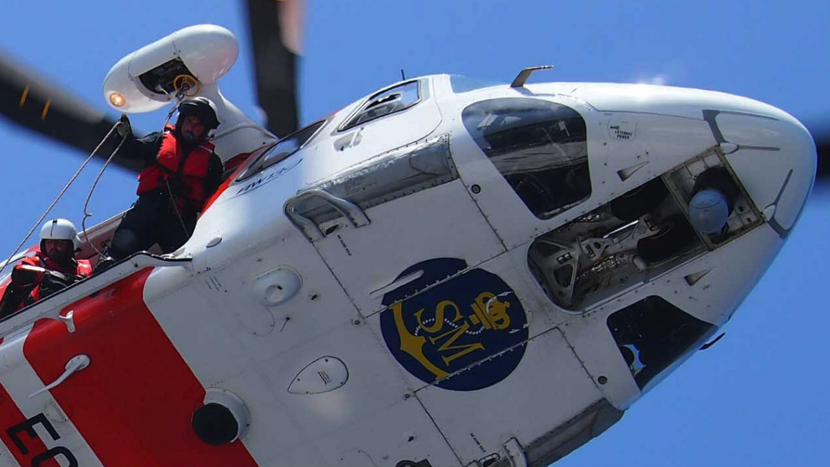 Un helicóptero de Salvamento Marítimo rescata a tres migrantes de una patera semihundida frente a Melilla.