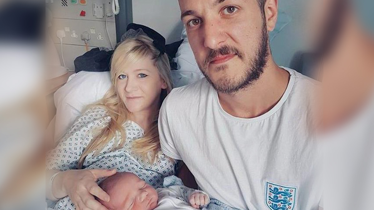 El bebé británico Charlie Gard, con sus padres en el hospital.