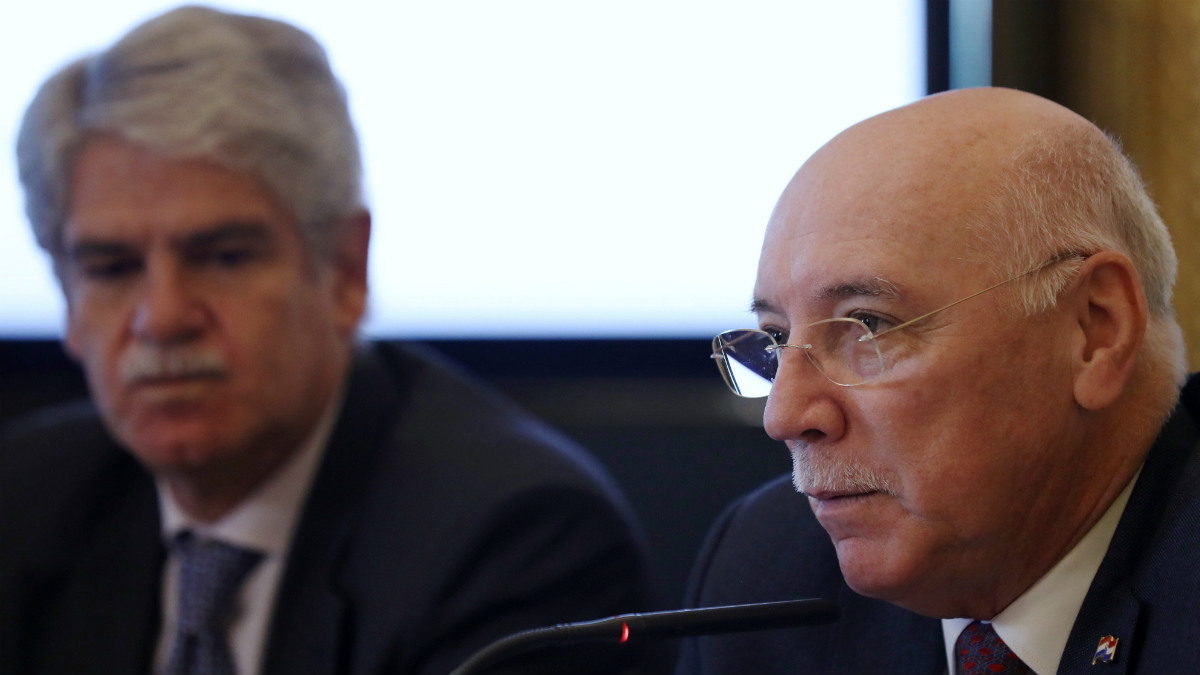 Eladio Loizaga, ministro de Exteriores de Paraguay, junto a su homólogo español, Alfonso Dastis. (EFE)