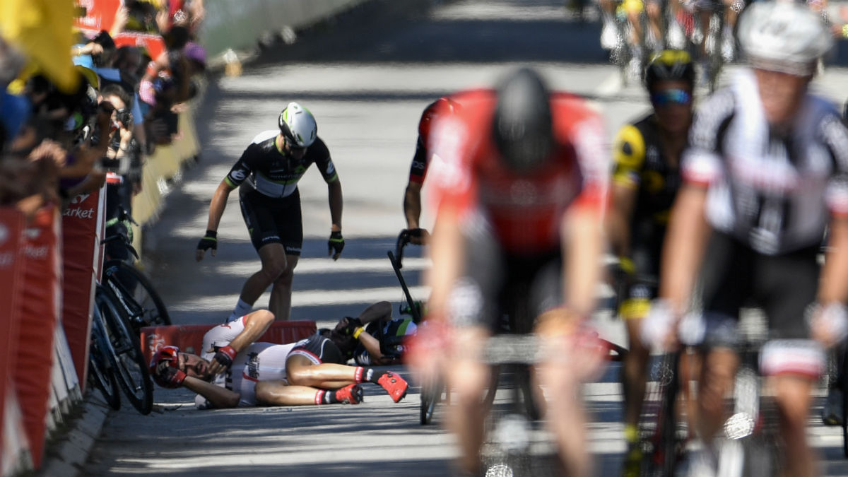 Accidentada llegada en la cuarta etapa del Tour de Francia. (AFP)