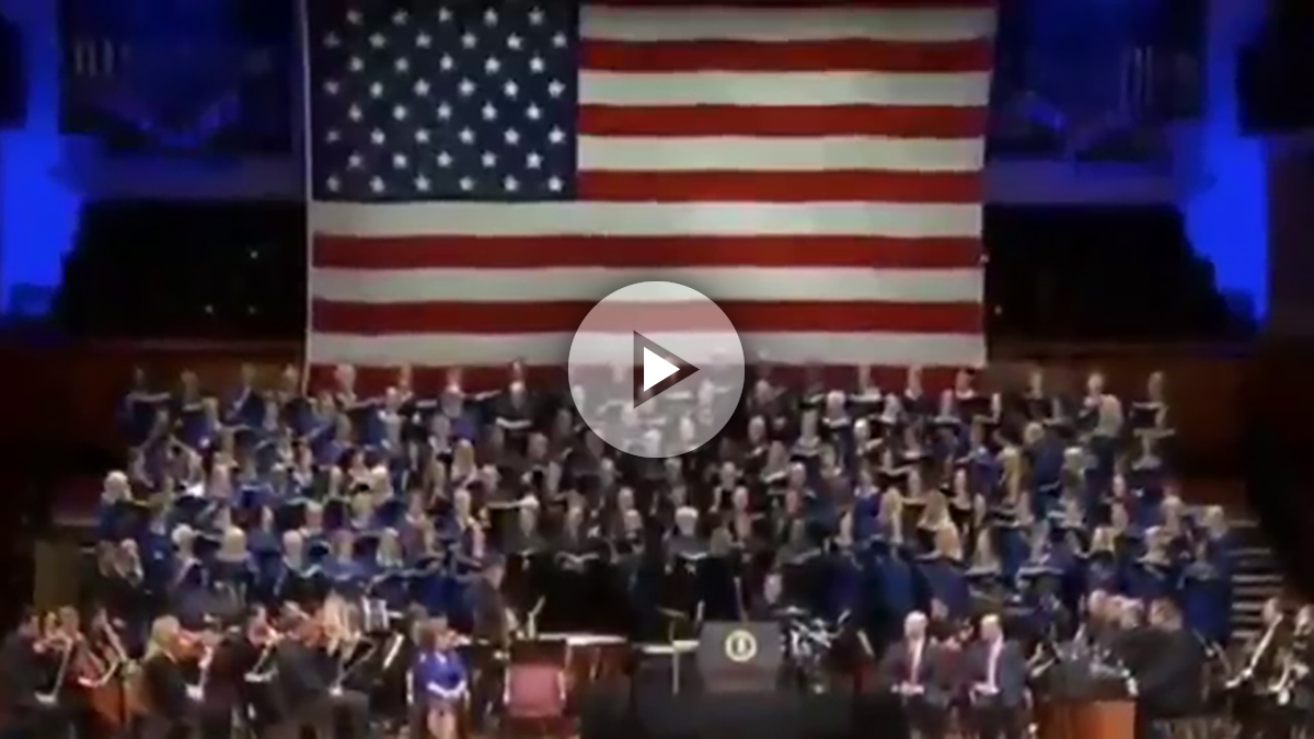 El coro de la First Baptist Church de Dallas (Texas) interpreta ‘Make America Great Again’, el lema de Donald Trump.