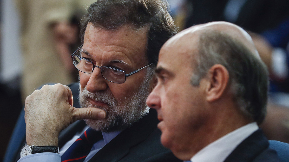 El presidente del Gobierno, Mariano Rajoy, junto con el ministro de Economía, Luis de Guindos. (Foto:EFE)
