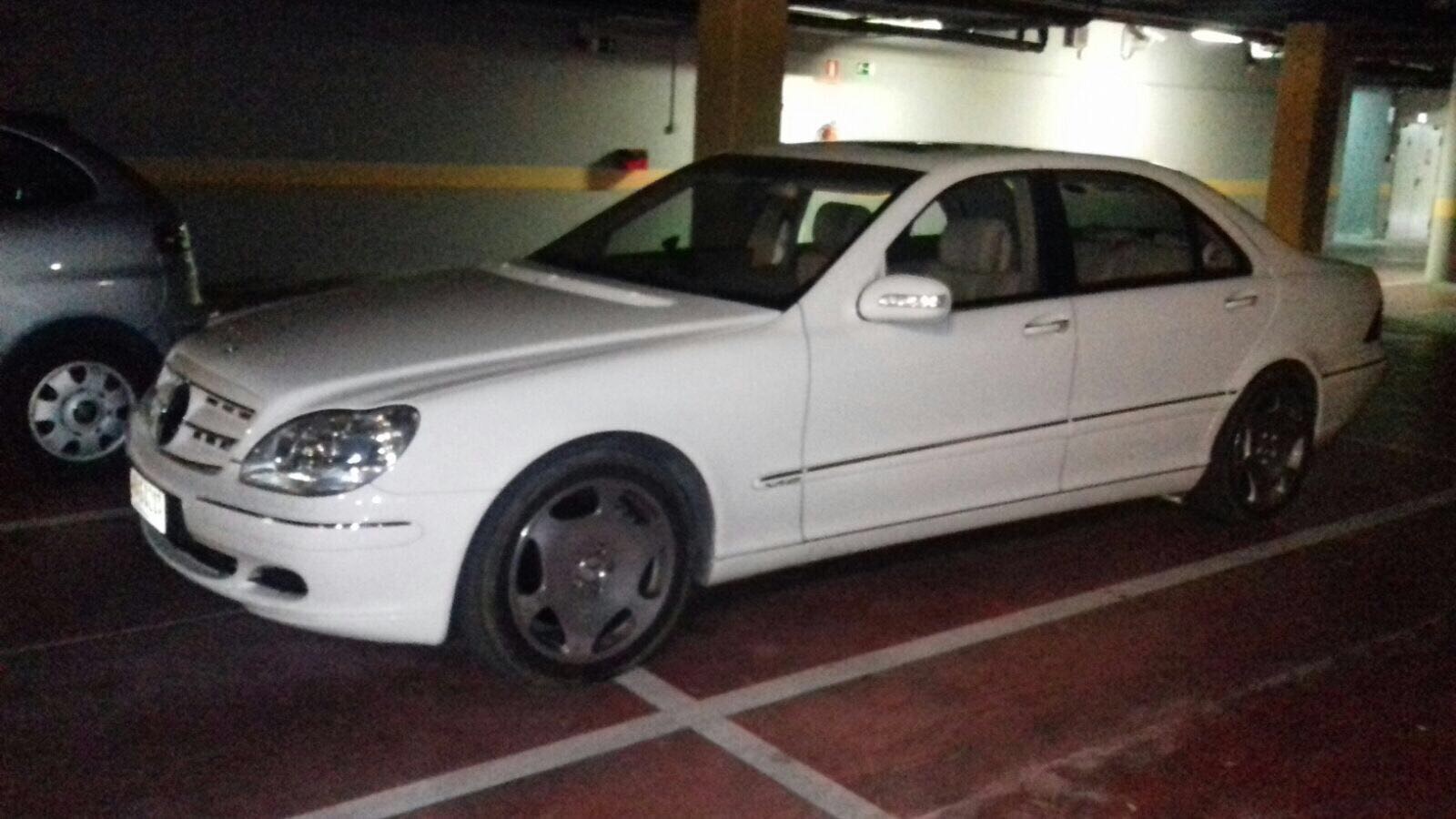 Coche no autorizado en el parking del Ayuntamiento de Alcorcón