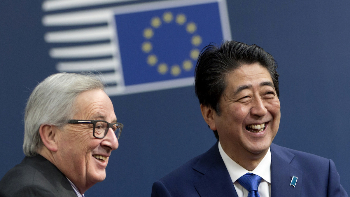 El presidente de la Comisión Europea, Jean-Claude Juncker, y el primer ministro japonés, Shinzo Abe.