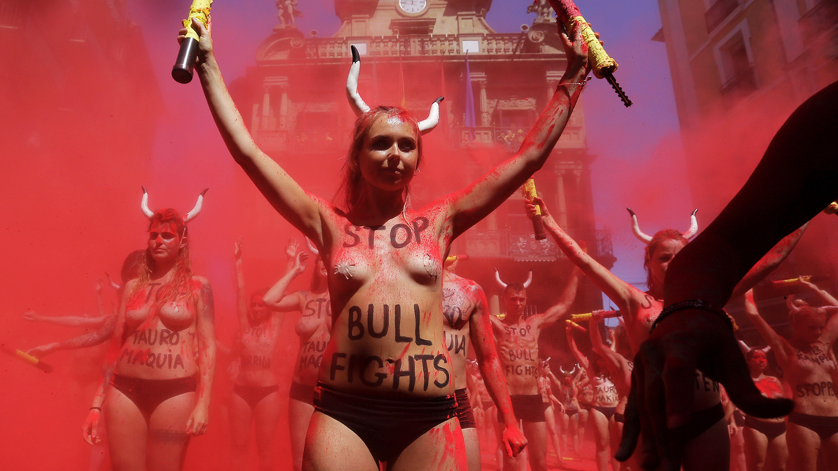 Protesta en Pamplona por un San Fermín «sin sangre». (Foto: EFE)