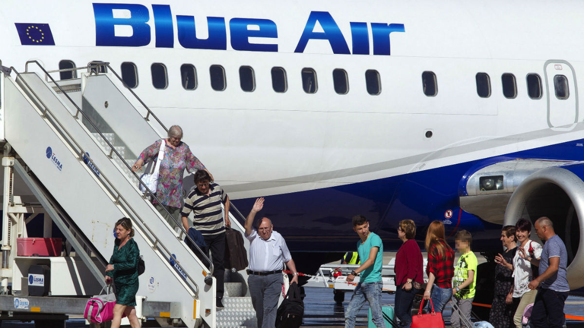 Los primeros pasajeros procedentes de Bucarest saludan al bajar del avión en el aeropuerto de Castellón tras inaugurarse la línea Castellón-Bucarest que opera Blue Air (Foto: Efe Archivo)