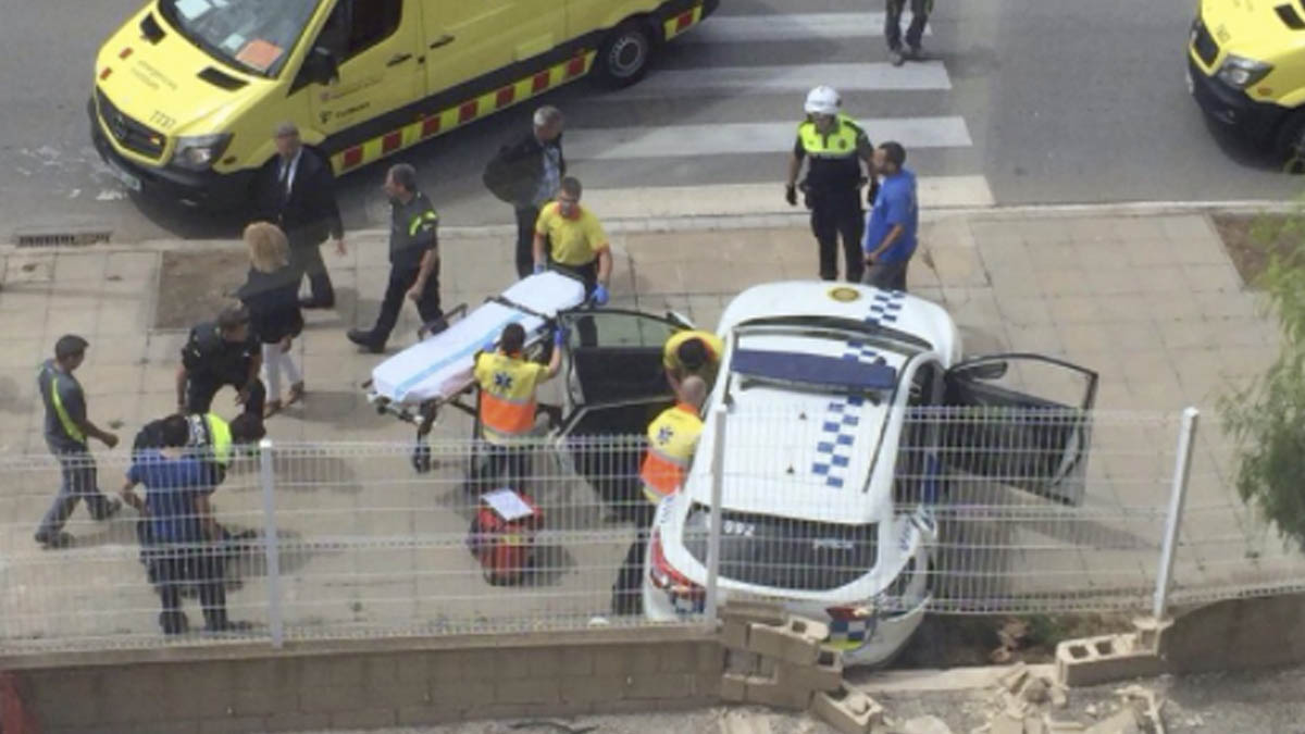 El coche de los policías atacado en Gavà.