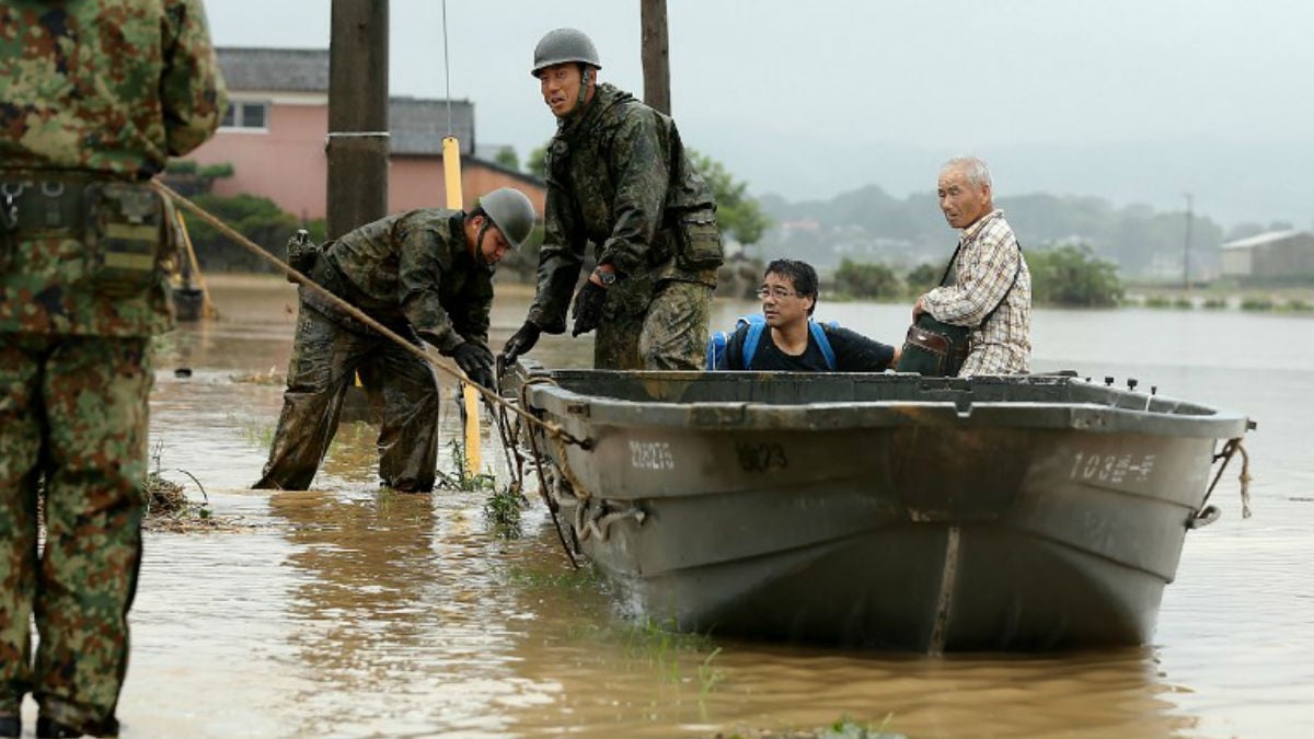 Militares de Japón ayudan en las tareas de rescate de los ciudadanos atrapados por las fuertes lluvias. Foto: AFP