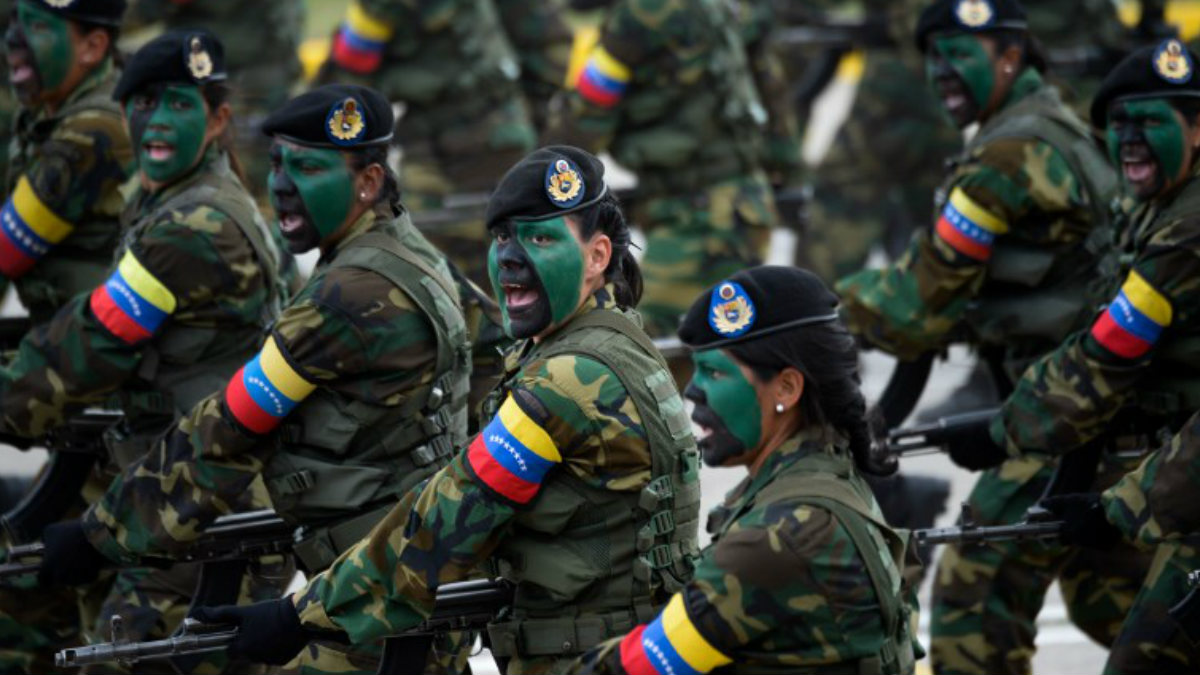 Miembros de Fuerzas Armadas de Venezuela desfilando. Foto: AFP