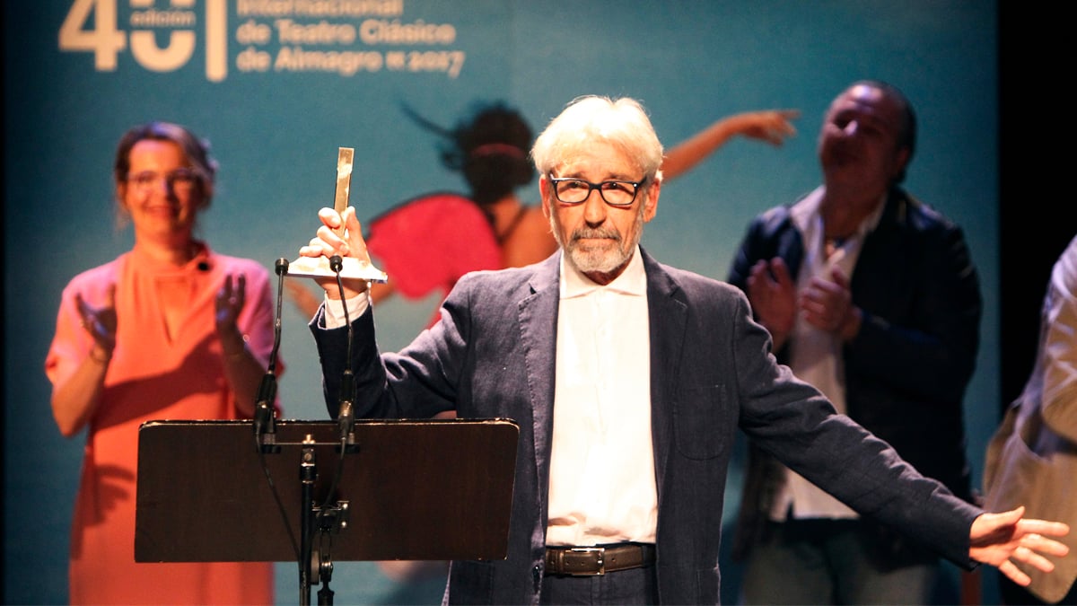 José Sacristán recoge el Premio Corral de Comedias en Almagro. (Foto: EFE)