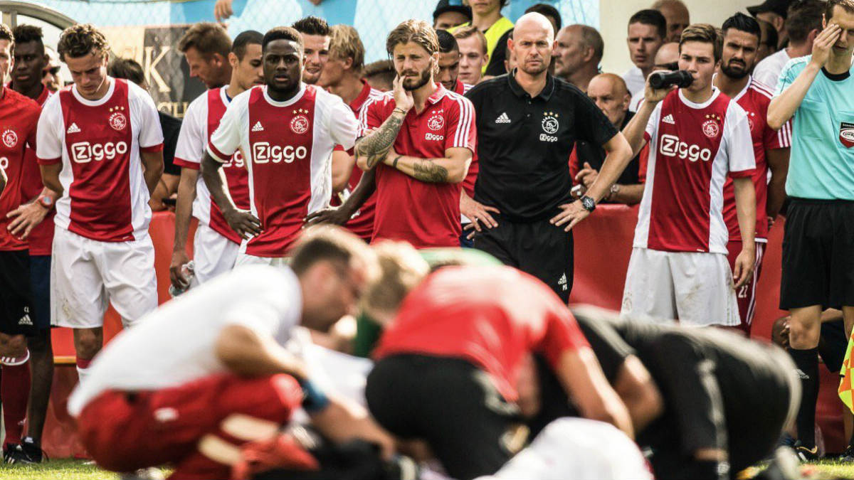 La plantilla del Ajax observa a Nouri en sus momentos más complicados.